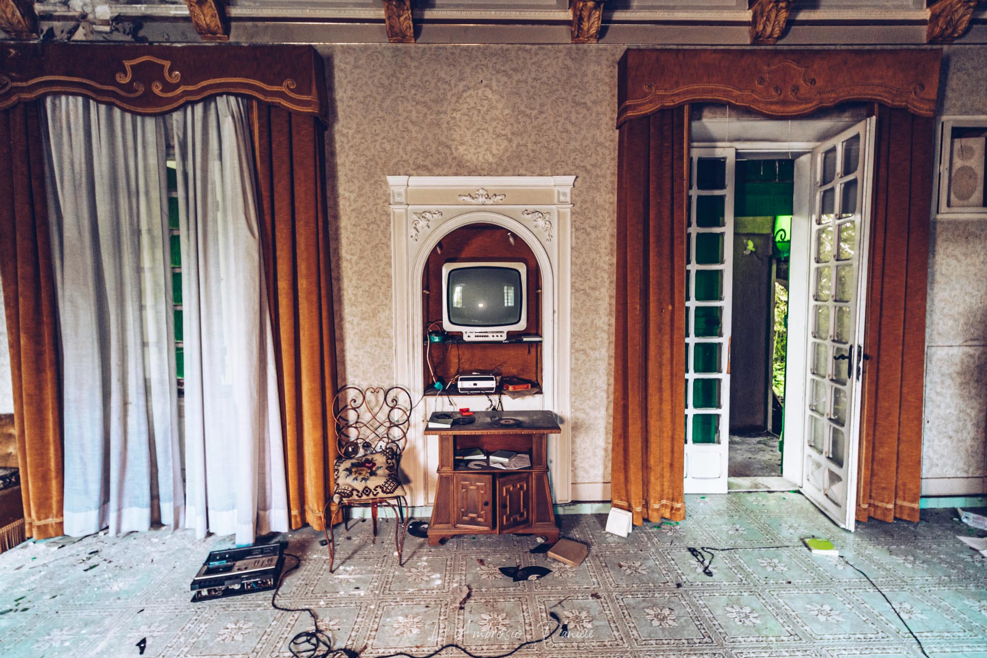 Villa Nobiliare Abbandonata, Interni, UrbeX