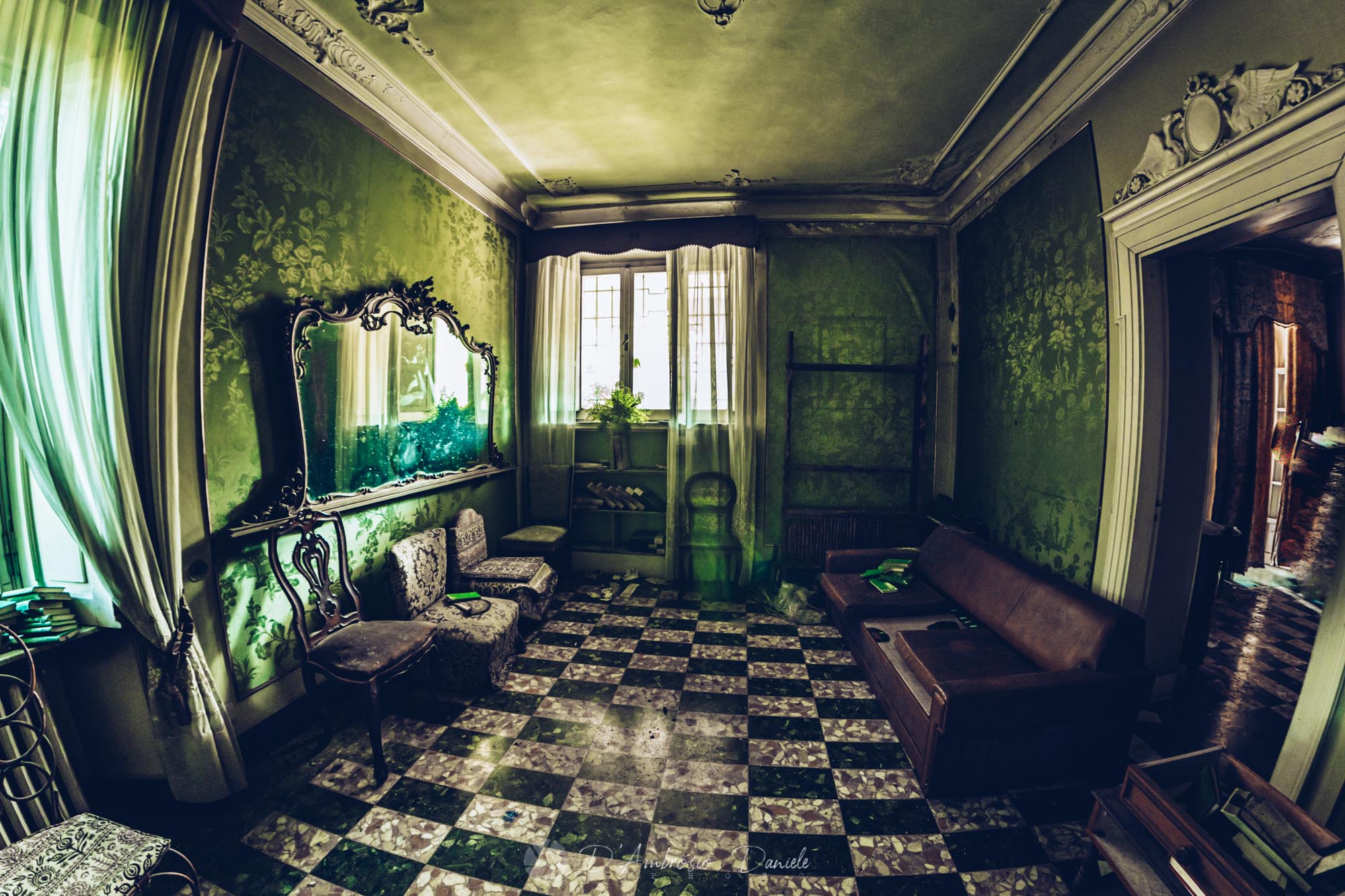Villa Nobiliare Abbandonata, Interni, UrbeX